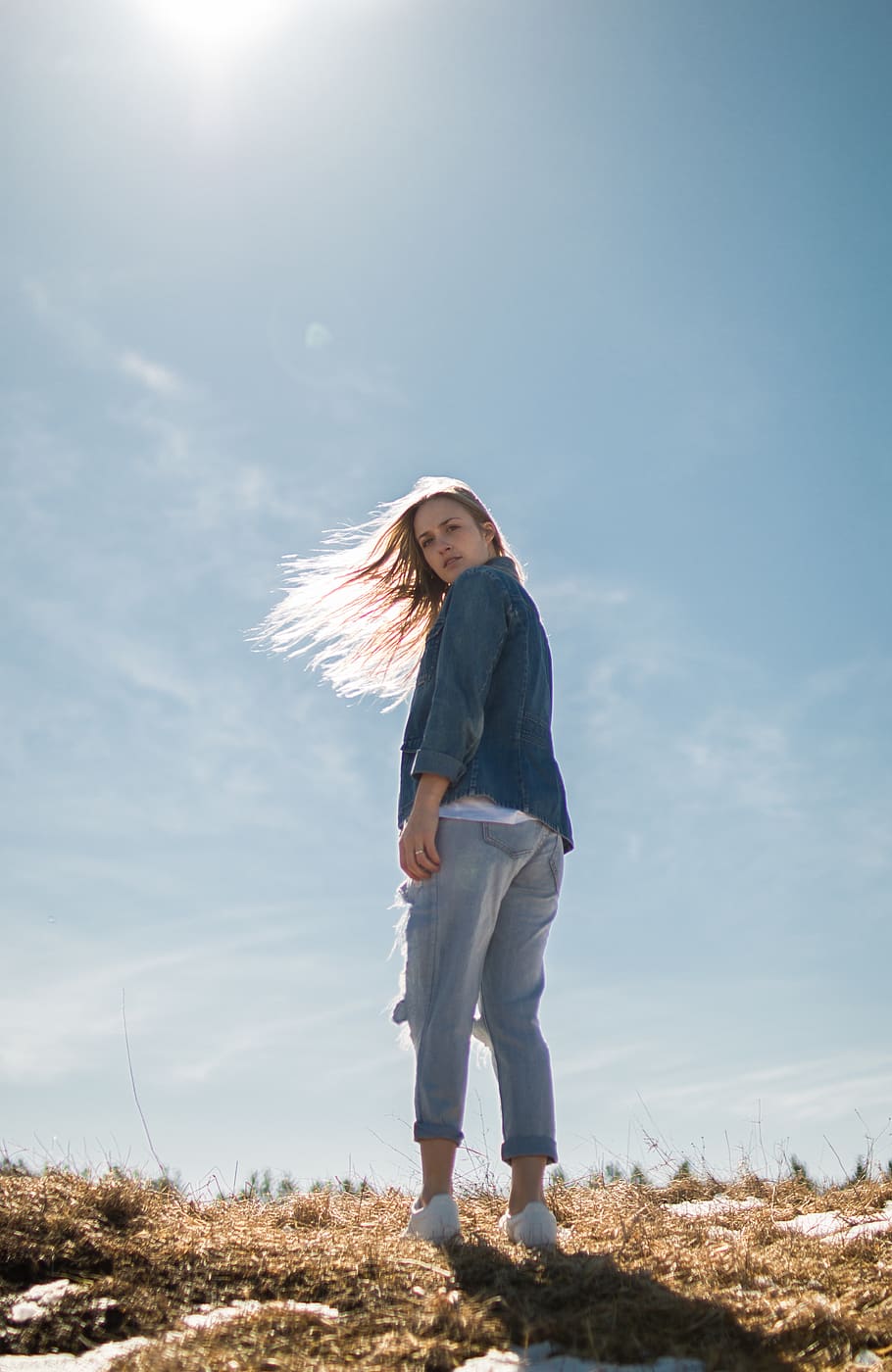 Kanada, Magog, Himmel, in voller Länge, Land, Natur, Haar, Stehen, Freizeitbeschäftigung, Legere Kleidung, eine Person, lange Haare, Feld, Umgebung, Frisur, Tag, Frau, Flachwinkelansicht, wolke - himmel, Sonnenlicht, draußen, Teenager, Wind, 5K