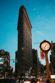 edificio di ferro da stiro, Torre, costruzione, architettura, umano, persona, Torre dell'orologio, New York, città, centro, urbano, cittadina, auto, veicolo, mezzi di trasporto, automobile, stati Uniti, quinto avenue building investors ii, orologio, edificio per uffici, metropoli, esterno dell'edificio, struttura costruita, cielo, tempo, alto - alto, Inquadratura dal basso, modo di trasporto, edificio per uffici esterno, strada, natura, veicolo a motore, illuminato, vita di città, grattacielo, nessuno, all'aperto, quadrante, 5K, CC0, dominio pubblico, privo di copyright