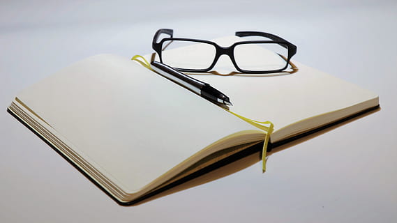 Notizbuch, Aufzeichnung, Papier-, Büro, schreiben, die Notiz, leer, Seite, Tagebuch, dokumentieren, Studie, Arbeit, Brille, Veröffentlichung, Buch, Bildung, Notizblock, drinnen, öffnen, kopieren sie platz, keine Leute, Lesebrille, Studioaufnahme, Lernen, Geschäft, Brillen, persönliches Accessoire, 5K, CC0, gemeinfrei, lizenzfrei