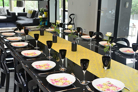 Essen, Esszimmertisch, Esstisch, Tabelle, Familie, Versammlung, Essen und Trinken, Restaurant, Lebensmittel, drinnen, Geschäft, keine Leute, Getränk, Möbel, Glas, Frische, Stillleben, Haushaltsausstattung, Teller, Abwesenheit, Flasche, Sitz, Erfrischung, Pizza, Alkohol, Abendessen, 5K, CC0, gemeinfrei, lizenzfrei