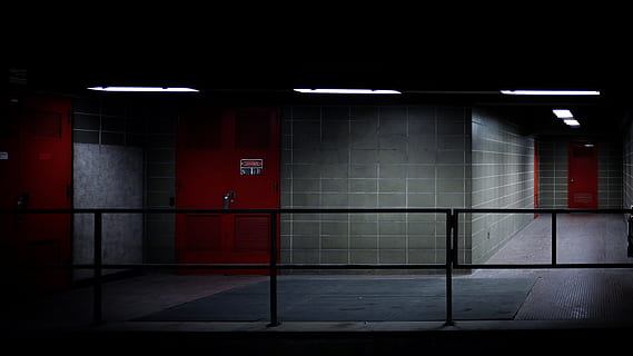 passadís buit, barana, estació de metro de l'eglise, Canadà, montreal, il·luminació, paret, concret, etapa, asfalt, sòls, pis, vianants, subterrani, presó, esport, esports, negre, arquitectura, il·luminat, cap gent, estructura construïda, signe, nit, transport, entrada, a l'interior, comunicació, transport públic, vermell, ciutat, tancat, porta, metro, buit, funció de construcció de parets, equips d’il·luminació, fosc, 4K, CC0, domini públic, lliure de regalies