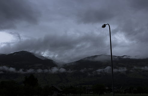 nero, inviare, nuvoloso, cielo, Svizzera, brünigstrasse 2, polo, lampione, tempo metereologico, natura, all'aperto, nube, strassenlaterne, monocromatico, drammatico, dramatisch, Canton Obvaldo, schweiz, Giswil, spolverino, buio, cupo, nuvola - cielo, montagna, bellezza nella natura, scenics - natura, nessuno, tempesta, scena tranquilla, la tranquillità, ambiente, nuvola temporalesca, Inquadratura dal basso, strada, scena non urbana, catena montuosa, attrezzatura per l'illuminazione, infausto, potere in natura, 4K, CC0, dominio pubblico, privo di copyright