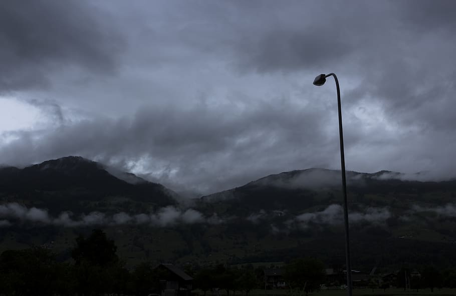 nero, inviare, nuvoloso, cielo, Svizzera, brünigstrasse 2, polo, lampione, tempo metereologico, natura, all'aperto, nube, strassenlaterne, monocromatico, drammatico, dramatisch, Canton Obvaldo, schweiz, Giswil, spolverino, buio, cupo, nuvola - cielo, montagna, bellezza nella natura, scenics - natura, nessuno, tempesta, scena tranquilla, la tranquillità, ambiente, nuvola temporalesca, Inquadratura dal basso, strada, scena non urbana, catena montuosa, attrezzatura per l'illuminazione, infausto, potere in natura, 4K
