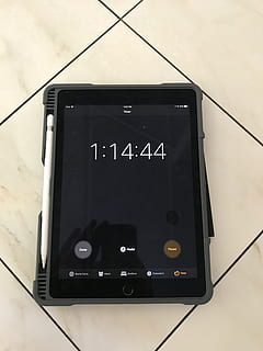 Zeit, Uhr, Countdown, ipad, Technologie, Kommunikation, Text, westliche Schrift, Verbindung, Kabel, keine Leute, Nahansicht, drinnen, Musik-, schwarze Farbe, Bildschirm, Fokus auf den Vordergrund, Gerätebildschirm, Smartphone, Elektrizität, tragbares Informationsgerät, Mobiltelefon, High Angle View, Ausrüstung, elektrische Ausrüstung, 4K, CC0, gemeinfrei, lizenzfrei