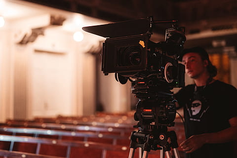 Mann Zugriff auf Videokamera, Person, Mensch, Menschen, Beamer, Kamera, Lettland, riga, Elektronik, Kinokamera, Film machen, Kino, Filmkamera, Filmemachen, Kameramann, arri alexa, Aufzeichnung, Ausrüstung, Regisseur der Fotografie, Film, Stativ, Fernsehkamera, Technologie, Kunst, Kultur und Unterhaltung, Fotografie-Themen, Filmindustrie, Kamera - Fotoausrüstung, drinnen, Männer, Erwachsene, Dreharbeiten, Fernsehindustrie, beruflicher Beruf, Zusammenarbeit, Zusammenspiel, Besetzung, junger Erwachsener, Porträt, Video, 5K, CC0, gemeinfrei, lizenzfrei