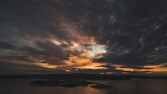 Silhouette, Insel, grau, Wolken, golden, Stunde, hinterleuchtet, bewölkter Himmel, dunkel, dramatisch, Dämmerung, Abend, Horizont, Landschaft, Ozean, draußen, ruhig, Meer, seelandschaft, Strand, Ufer, Sonnenuntergang, Wasser, wolke - himmel, Himmel, Szenen - Natur, Schönheit in der Natur, Ruhe, ruhige Szene, Dramatischer Himmel, Natur, Wolkengebilde, idyllisch, keine Leute, Horizont über Wasser, Umgebung, 5K, CC0, gemeinfrei, lizenzfrei