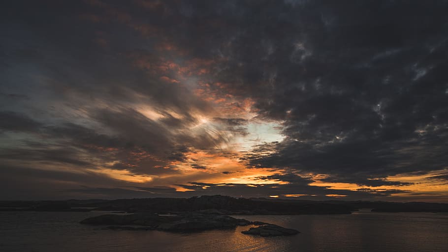 Silhouette, Insel, grau, Wolken, golden, Stunde, hinterleuchtet, bewölkter Himmel, dunkel, dramatisch, Dämmerung, Abend, Horizont, Landschaft, Ozean, draußen, ruhig, Meer, seelandschaft, Strand, Ufer, Sonnenuntergang, Wasser, wolke - himmel, Himmel, Szenen - Natur, Schönheit in der Natur, Ruhe, ruhige Szene, Dramatischer Himmel, Natur, Wolkengebilde, idyllisch, keine Leute, Horizont über Wasser, Umgebung, 5K