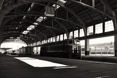 tom bygning interiør, bygning, køretøj, transportmidler, tog, hangar, lager, terminal, asfalt, togspor, jernbane, togstation, garage, fabrik, passager bil, arena, stadion, lokomotiv, arkitektur, bygget struktur, dag, indendørs, transportform, sollys, jernbanetransport, ingen mennesker, jernbanestation, offentlig transport, rejse, natur, skygge, vindue, spore, loft, arkitektoniske kolonne, station, 4K, CC0, offentligt domæne, royaltyfrie