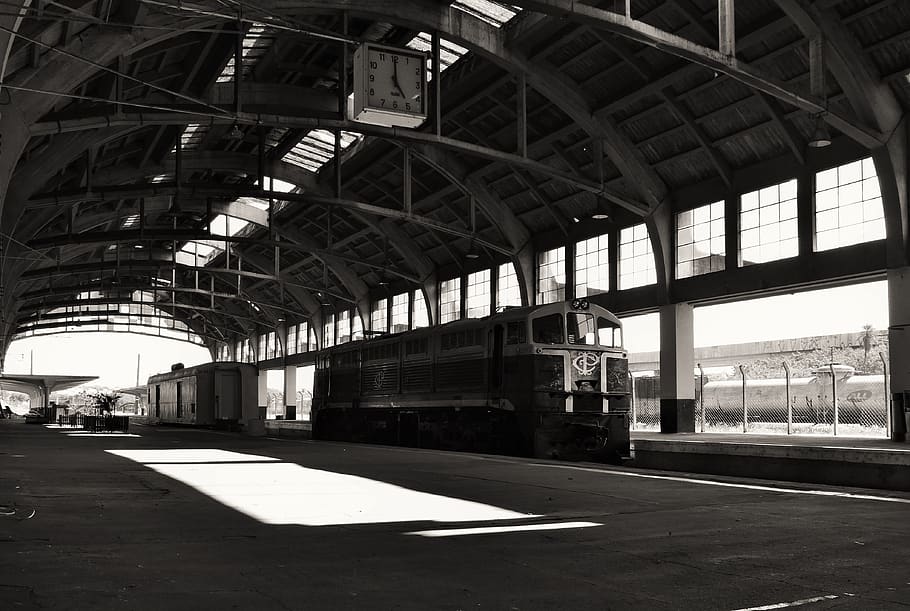 interior de l'edifici buit, edifici, vehicle, transport, tren, hangar, magatzem, terminal, asfalt, pista de tren, rail, ferrocarril, estació de tren, garatge, fàbrica, cotxe de passatgers, arena, estadi, locomotora, arquitectura, estructura construïda, dia, a l'interior, manera de transport, llum solar, transport per ferrocarril, cap gent, estació de ferrocarril, transport públic, viatjar, naturalesa, ombra, finestra, pista, sostre, columna arquitectònica, estació, 4K