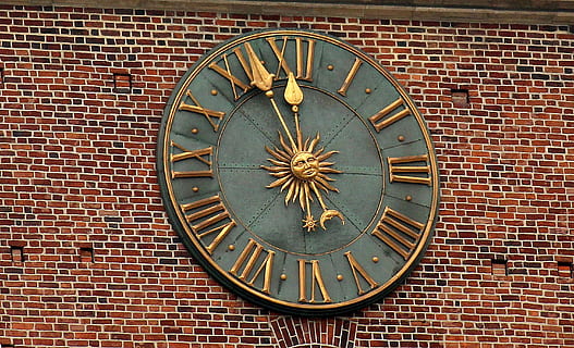 hodiny, štít, dvanáct hodin, tipy, čas, historický, hodin, městská radnice, Krakov, nástěnný prvek, kruh, cihlová zeď, tvar, zeď, architektura, stavba, cihlový, nikdo, geometrický tvar, vzor, exteriér budovy, den, umění a řemesla, design, venku, tvořivost, celý rám, starý, ciferník, 2K, CC0, veřejná doména, bez autorských práv