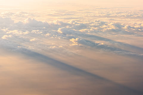 els raigs del sol, blanc, núvols, núvol, cel, temps, naturalesa, a l'aire lliure, posta de sol, vista des de la plaine, núvols de dalt, vista d’avió, vista aèria, paisatge, ombra, llum del capvespre, vol, ennuvolat, cloudscape, vista des de l'avió, viatjar, núvol - cel, bellesa a la natura, escenics - natura, tranquil·litat, escena tranquil·la, cap gent, idíl·lic, fons, color taronja, dia, medi ambient, llum solar, majestuós, a dalt, suavitat, meteorologia, 5K, CC0, domini públic, lliure de regalies