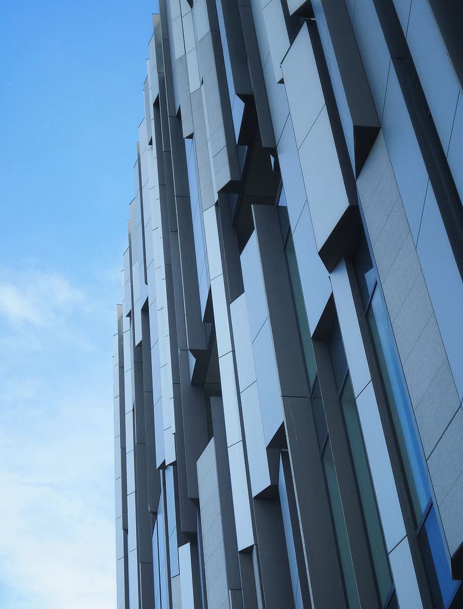 costruzione, acuto, angoli, geometria, moderno, facciata, davanti, blu, cielo, agressive, struttura costruita, Inquadratura dal basso, esterno dell'edificio, architettura, nessuno, giorno, vetro - materiale, città, natura, edificio per uffici esterno, all'aperto, modello, riflessione, ufficio, finestra, luce del sole, grattacielo, 4K