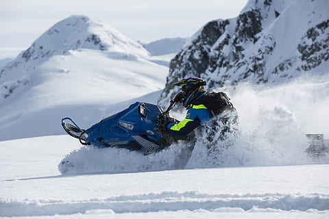 person, ridning, snescooter, handling, eventyr, baggrund, baggrundsbillede, kold, dagslys, ekspedition, ekstrem, ekstrem sport, frost-, sjovt, gletscher, fyr, bakke, skynde sig, is, landskab, mand, motorsport, bjerg, Spille, pulver, rekreation, naturskøn, skisportssted, skibakke, skiløber, sne, sneklædt bjerg, sne mobil, sne peak, snowboard, snedækket, sport, topmøde, vinter, vinterlandskab, kold temperatur, vintersport, en person, fritidsaktivitet, bjergkæde, hvid farve, skønhed i naturen, dag, snowboarding, ferier, natur, rejse, snedækket bjerg, skiferie, pulver sne, udendørs, ski-wear, varme tøj, 5K, CC0, offentligt domæne, royaltyfrie
