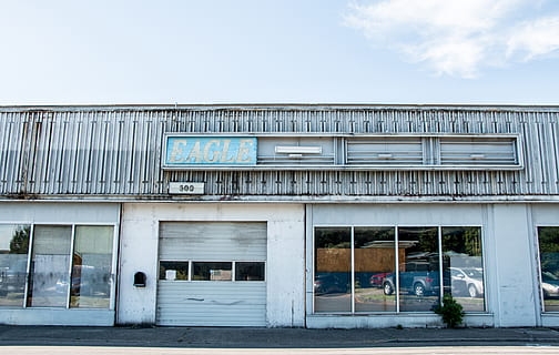 forladt, bygning, kørt ned, bygning udvendig, arkitektur, bygget struktur, indgang, himmel, dag, dør, facade, vindue, ingen mennesker, sky - himmel, udendørs, natur, butik, lav vinkel visning, forretning, lukket, by, tekst, 5K, CC0, offentligt domæne, royaltyfrie