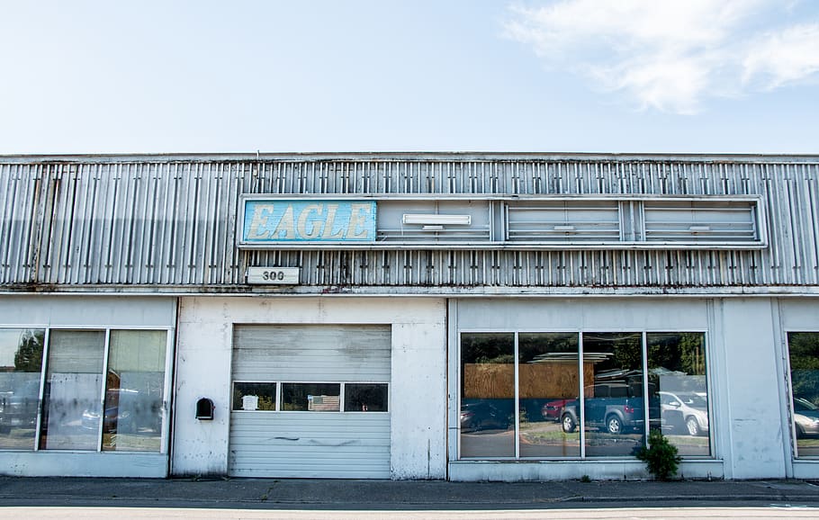 forladt, bygning, kørt ned, bygning udvendig, arkitektur, bygget struktur, indgang, himmel, dag, dør, facade, vindue, ingen mennesker, sky - himmel, udendørs, natur, butik, lav vinkel visning, forretning, lukket, by, tekst, 5K