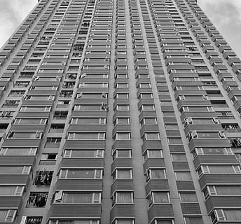 die Architektur, Gebäude, Infrastruktur, Struktur, Einrichtung, Wohnung, Fenster, Eigentumswohnung, Hotel, Schwarz und weiß, einfarbig, Gebäudehülle, gebaute Struktur, Flachwinkelansicht, Stadt, große Höhe, keine Leute, Bürogebäude außen, Tag, in einer Reihe, Wolkenkratzer, Wiederholung, draußen, modern, Himmel, Wohngegend, Stadt leben, 2K, CC0, gemeinfrei, lizenzfrei