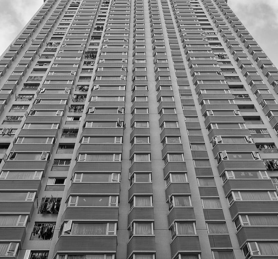 arquitectura, edifici, infraestructura, estructura, establiment, apartament, finestres, condomini, hotel, blanc i negre, monocroma, exterior de l'edifici, estructura construïda, vista d’angle baix, ciutat, finestra, alta - alta, cap gent, exterior d’edifici d’oficines, dia, en fila, gratacels, repetició, a l'aire lliure, modern, cel, barri residencial, vida de ciutat, 2K