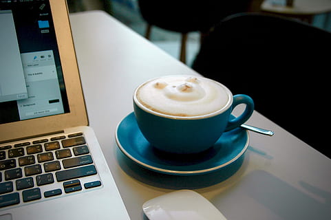 caffè, tazza, bere, boccale, caffè - bevanda, cibo e bevande, computer, rinfresco, tazza di caffè, tavolo, tecnologia wireless, tecnologia, il computer portatile, bevanda spumosa, bevanda calda, cappuccino, comunicazione, connessione, vasellame, natura morta, piattino, nessuno, tastiera, latte macchiato, 2K, CC0, dominio pubblico, privo di copyright