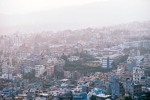 Kathmandu Stadtbild, Gebäudehülle, die Architektur, Stadt, gebaute Struktur, Gebäude, Stadtbild, Menge, Wohngegend, überfüllt, High Angle View, Tag, Natur, Himmel, Bürogebäude außen, Wolkenkratzer, draußen, Nebel, Stadt leben, Luftaufnahme, Wohnung, Siedlung, Zersiedelung, 5K, CC0, gemeinfrei, lizenzfrei