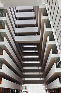 edificio bianco, scala, costruzione, architettura, edificio per uffici, sabbie della baia del porticciolo, Singapore, finestra, lucernario, condominio, alloggiamento, interior design, Hotel, interno, interni, Linee, bianca, Asia, edifici, Sud-est asiatico, bellissimi hotel, in casa, struttura costruita, gradini e scale, Inquadratura dal basso, nessuno, modello, ringhiera, ripetizione, giorno, formazione scolastica, direzione, la strada davanti, moderno, spirale, design, di fila, 2K, CC0, dominio pubblico, privo di copyright