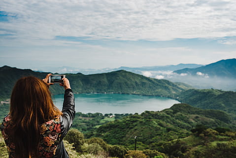 mujer, tomando, foto, montaña cubierta de verde, hermoso, cámara, nubes, luz, niebla, niña, tiro alto ángulo, colina, iphone, paisaje, montaña, naturaleza, persona, escénico, mar, costa, teléfono inteligente, verano, tomando foto, Sacando foto, tecnología, Valle, agua, temas de fotografia, fotografiando, belleza en la naturaleza, paisajes - naturaleza, tecnología inalámbrica, actividad, gente real, actividad de ocio, vista trasera, estilos de vida, escena no urbana, una persona, teléfono móvil, dispositivo de información portátil, cordillera, cielo, al aire libre, 5K, CC0, dominio público, libre de derechos