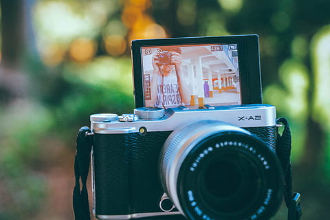 caméra fuji, La technologie, caméra, technologie, thèmes de la photographie, appareil photo - équipement photographique, style rétro, fermer, se concentrer sur le premier plan, matériel photographique, activité, photographier, la communication, antique, personne, le passé, l'histoire, nostalgie, Film de caméra, Technologie sans fil, journée, appareil photo numérique, 4K, CC0, domaine public, libre de droits