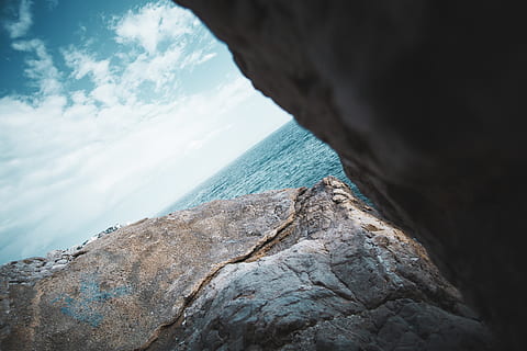 graue Klippe, draußen, Meer, Ozean, Wasser, Natur, Küstenlinie, Küste, Höhle, Bucht, Freizeitaktivitäten, Abenteuer, Cliff, Ufer, felsig, nett, Landschaft, Seefelsen, Französisch, Welle, Wellen, Rock, Rock - Objekt, solide, Felsformation, Himmel, Tag, Schönheit in der Natur, Ruhe, keine Leute, texturiert, Szenen - Natur, wolke - himmel, ruhige Szene, physische Geographie, Rau, Formation, erodiert, 5K, CC0, gemeinfrei, lizenzfrei