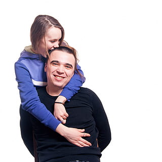 biały, tło, studio, portret, młody, przytulać, odosobniony, człowiek, dwa, szczęście, żona, męski, żonaty, ludzie, kochanek, kaukaski, Płeć żeńska, moda, uśmiechnięty, miłość, uroczy, rodzina, dziewczynka, kobieta, osoba, mąż, razem, radość, cicha sympatia, para, mężczyzna, dwoje ludzi, białe tło, emocja, klejenie, pozytywne emocje, kobiety, na stojąco, studio strzał, mężczyźni, ogarnięcie, młode kobiety, styl życia, młody dorosły, para - związek, 1080P, CC0, domena publiczna, darmowe zdjęcia