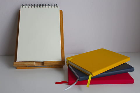 notesblok, Bemærk, skrive, papir, besked, blog, skriveblok, bord, dekoration, blogger, planlægning, kontor, markedsføring, studerende, virksomhedernes, notesbog, professionel, meddelelse, strategi, plan, ingen mennesker, sæde, indendørs, kopiere plads, gul, stol, møbel, studio skud, enkelt objekt, forretning, tom, murbygningsfunktion, uddannelse, blank, fravær, gulve, stilleben, enkelhed, 5K, CC0, offentligt domæne, royaltyfrie