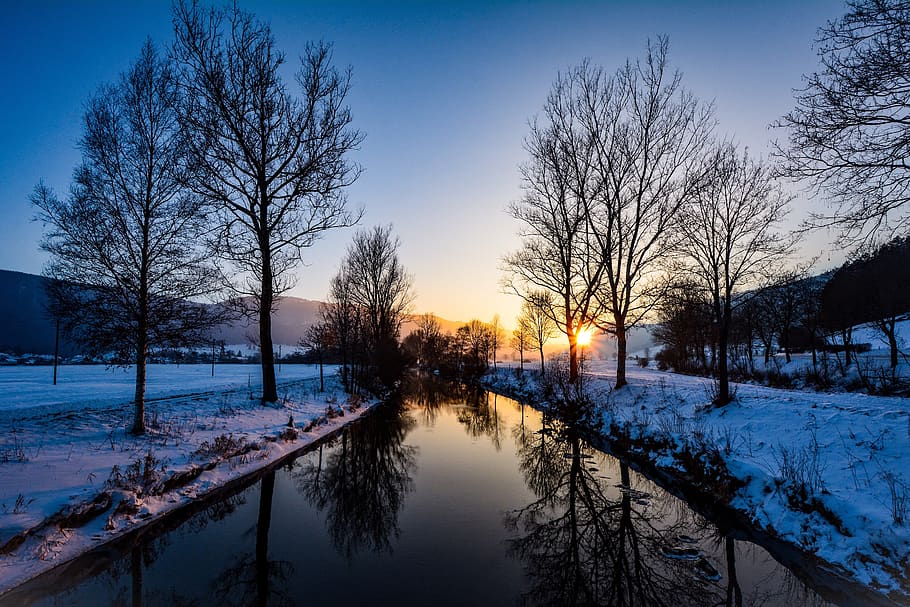 riu, calma, reflexió, hivern, val de travers, neuchatel, arbres, crepuscle, suïssa, arbre, neu, temperatura de fred, cel, planta, posta de sol, bellesa a la natura, escenics - natura, arbre nu, naturalesa, tranquil·litat, aigua, escena tranquil·la, cap gent, terra, escena no urbana, a l'aire lliure, canal, muntanya nevada, 5K