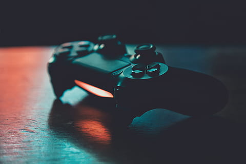 dualshock 4, tavolo, in casa, avvicinamento, nessuno, natura morta, messa a fuoco selettiva, singolo oggetto, giocattolo, pistola, strumento musicale, cultura artistica e intrattenimento, concentrarsi sulle conoscenze acquisite, colore nero, comunicazione, musica, buio, legno - materiale, arma, aggressione, 5K, CC0, dominio pubblico, privo di copyright