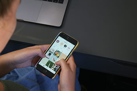 persona che usa l'iphone, cellulare, Telefono, elettronica, umano, persona, computer, il computer portatile, pc, social media, marketing, web design, marketing online, social media marketing, instagram, influencer, rete sociale, marketing digitale, i phone, display, tecnologia wireless, tecnologia, comunicazione, connessione, dispositivo di informazione portatile, detenzione, smart phone, in casa, una persona, adulto, parte del corpo umano, attività commerciale, mano umana, avvicinamento, mano, tavolo, schermo, 4K, CC0, dominio pubblico, privo di copyright