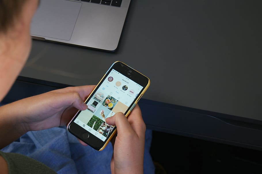 persona que fa servir iphone, mòbil, telèfon, telèfon mòbil, electrònica, humà, persona, ordinador, portàtil, PC, Mitjà de comunicació social, màrqueting, disseny web, màrqueting en línia, màrqueting en xarxes socials, instagram, influencer, xarxa social, màrqueting digital, iphone, pantalla, tecnologia sense fils, tecnologia, comunicació, connexió, dispositiu d’informació portàtil, celebració, telèfon intel·ligent, a l'interior, una persona, adult, part del cos humà, negocis, mà humana, primer pla, mà, taula, 4K