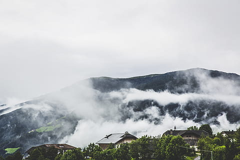 distante, marrón, montaña, aventuras, nubes, nublado, frío, ambiente, brumoso, alto, tierras altas, idílico, paisaje, cordillera, turbio, naturaleza, pacífico, escénico, cielo, tranquilo, arboles, bosque, niebla, nube - cielo, paisajes - naturaleza, belleza en la naturaleza, exterior del edificio, nadie, estructura construida, arquitectura, edificio, día, destinos de viaje, al aire libre, temperatura fría, pico de la montaña, 5K, CC0, dominio público, libre de derechos