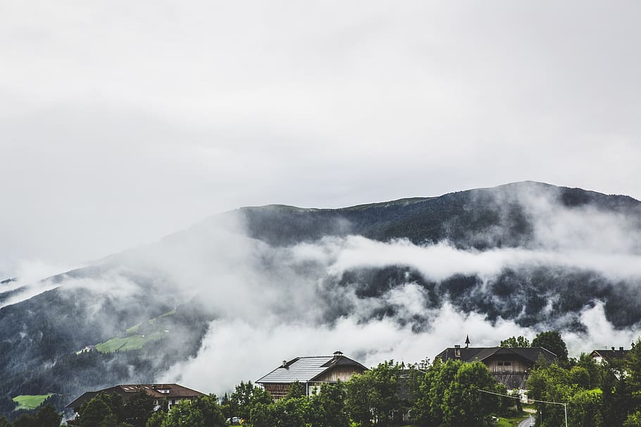 entfernt, braun, Berg, Abenteuer, Wolken, wolkig, kalt, Umgebung, nebelig, dunstig, hoch, Hochland, idyllisch, Landschaft, neblig, Gebirge, trübe, Natur, friedlich, szenisch, Himmel, still, Bäume, Wald, Nebel, wolke - himmel, Szenen - Natur, Schönheit in der Natur, Gebäudehülle, keine Leute, gebaute Struktur, die Architektur, Gebäude, Tag, Reiseziele, draußen, kalte Temperatur, Gipfel, 5K
