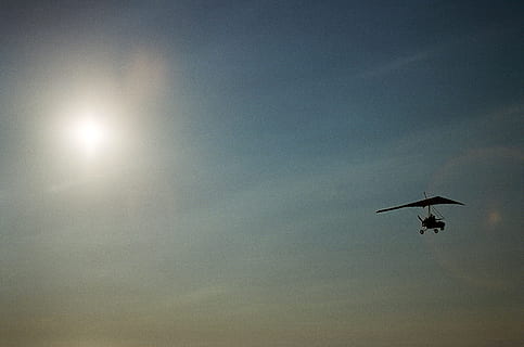 Motorsegler, Himmel, Aktion, aktiv, Aktivität, Abenteuer, Antenne, Aero, Luft, Flugzeug, Flieger, wunderschönen, Blau, Wolken, Farbe, Achtung, europa, extrem, äußerst, Flug, fliegen, fliegend, dom, Spaß, gleiten, Segelflugzeug, hängen, Gefahr, Höhe, hoch, Hobbys, Hobby, Freizeit, Mann, in der Luft, Motor-, Natur, draussen, Panorama-, Abs, Fallschirm, Fallschirmspringen, Fallschirmspringer, Gleitschirm, Gleitschirmfliegen, Menschen, Person, Pilot, Ebene, Leistung, Propeller, Risiko, Landschaft, Gelassenheit, Silhouette, Einsamkeit, Sport, sportlich, Sommer-, Sonne, Sonnenaufgang, Sonnenuntergang, Ruhe, Reise, Fahrzeug, Aussicht, Flügel, Luftfahrzeug, Transport, Transportmittel, Flachwinkelansicht, keine Leute, unterwegs, Militär-, draußen, wolke - himmel, Tag, Bewegung, einzelnes Objekt, Luft-und Raumfahrtindustrie, 4K, CC0, gemeinfrei, lizenzfrei