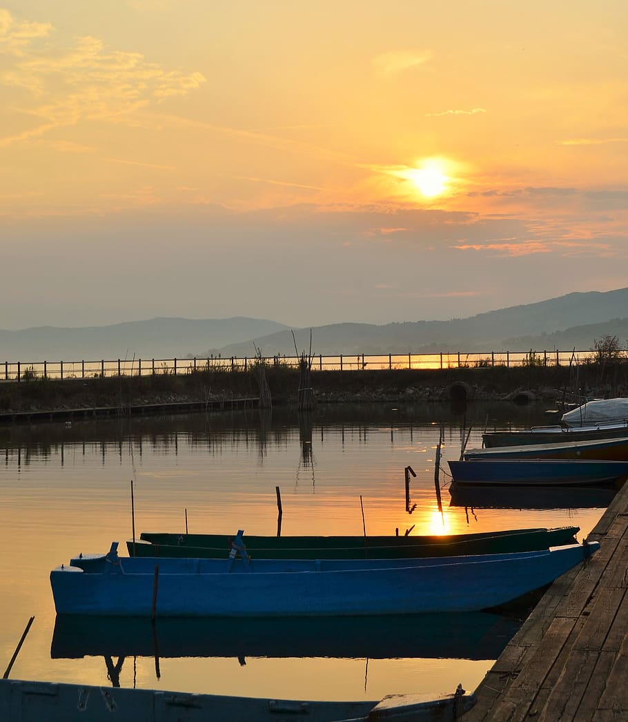 posta de sol, llac, reflexió, paisatge, marina, tranquil, atmosfera, crepuscle, sol, aigües, cel, vaixell, vaixell petit, pescadors, peix, descans, trasimeno, festa, silenciós, relaxació, aigua, vaixell nàutic, transport, color taronja, bellesa a la natura, naturalesa, amarrat, escenics - natura, núvol - cel, manera de transport, moll, cap gent, tranquil·litat, arquitectura, escena tranquil·la, a l'aire lliure, 2K