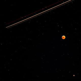 rot, runde Planetentapete, Mond, Finsternis, Flugzeugspur, Mond-, Platz, Star, dunkel, Nacht-, Himmel, Galaxis, Nachtzeit, Astro, Astronomie, schwarze Farbe, Hintergründe, Konstellation, Komet, Stern - Raum, Wissenschaft, abstrakt, glänzend, 2K, CC0, gemeinfrei, lizenzfrei