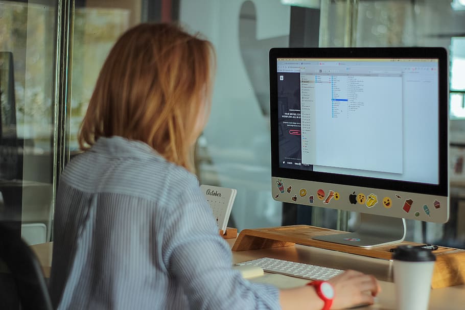 Frau, mit, Computer, Büro, Brünette, Computer Tastatur, Gerät, digitales Gerät, Tastatur, Bildschirm, Sitzung, Technologie, Arbeiten, eine Person, Rückansicht, drinnen, Erwachsene, Tabelle, echte Menschen, Computerausrüstung, Computerbildschirm, Kommunikation, Verbindung, Frauen, kabellose Technologie, Computer benutzen, Taille hoch, Desktop-PC, Frisur, 2K