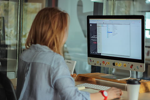 Frau, mit, Desktop-Computer, Technologie, eine Person, Computer, Rückansicht, drinnen, Erwachsene, Tabelle, echte Menschen, Computerausrüstung, Computerbildschirm, Arbeiten, Kommunikation, Verbindung, Frauen, kabellose Technologie, Computer benutzen, Taille hoch, Desktop-PC, Frisur, 2K, CC0, gemeinfrei, lizenzfrei