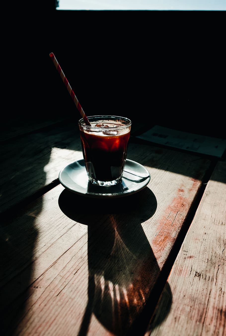 Linie, Licht, rot, Orange, Blau, gestalten, Kaffeefotografie, Lebensmittelkunde, Food-Fotografie, Produktfotografie, Produkt, Fenster, Vene, Holz, Eis, Papierstroh, Stroh, Schatten, Morgenlicht, Dämmerung, Getränk, Tabelle, Erfrischung, Glas, Essen und Trinken, Holz - Material, Trinkglas, Sonnenlicht, Frische, Stillleben, Haushaltsausstattung, keine Leute, Tasse, Tag, Nahansicht, drinnen, Becher, Strohhalm, Geschirr, 5K
