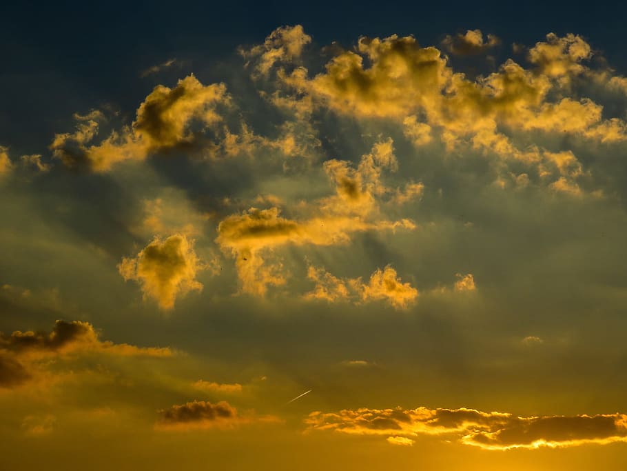 unklar, Himmel, Wolke, Natur, hoch, Vorabend, Abend, wolke - himmel, Schönheit in der Natur, Szenen - Natur, Sonnenuntergang, Ruhe, Flachwinkelansicht, ruhige Szene, Gelb, Dramatischer Himmel, keine Leute, idyllisch, orange Farbe, Wolkengebilde, Sturm, draußen, Hintergründe, Umgebung, Meteorologie, bedrohlich, 1080P