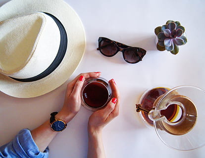 chapeau, mains, tasse, l'horloge, des lunettes, fleur, boire du café, chemex, romance, café matinal, femmes, fille, modèle, main, Dame, main humaine, partie du corps humain, rafraîchissement, boisson, Nourriture et boisson, à l'intérieur, une personne, directement au-dessus, vue grand angle, Vrais gens, en portant, adulte, agresser, partie du corps, perspective personnelle, modes de vie, café, verre, clou, doigt, vin rouge, 2K, CC0, domaine public, libre de droits