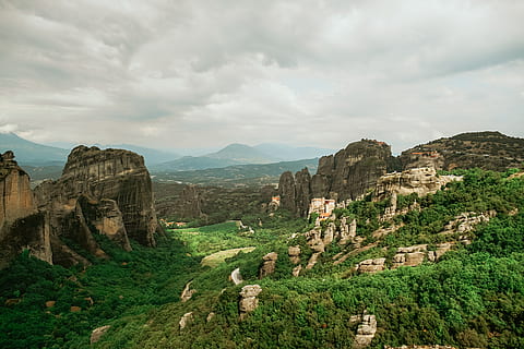 alberi verdi, natura, all'aperto, altopiano, scenario, montagna, scogliera, paesaggio, panoramico, campagna, vista aerea, mesa, valle, verde, catena montuosa, archeologia, rovine, canyon, vegetazione, pianta, terra, nuvola - cielo, cielo, scenics - natura, bellezza nella natura, scena tranquilla, ambiente, la tranquillità, giorno, nessuno, scena non urbana, albero, roccia, colore verde, storia, viaggio, antica civiltà, formazione, 4K, CC0, dominio pubblico, privo di copyright