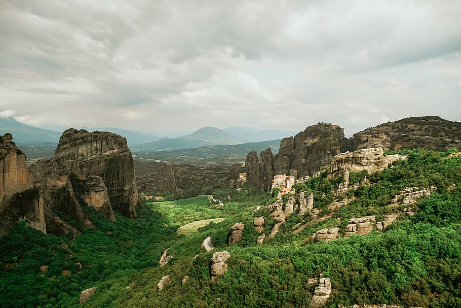 alberi verdi, natura, all'aperto, altopiano, scenario, montagna, scogliera, paesaggio, panoramico, campagna, vista aerea, mesa, valle, verde, catena montuosa, archeologia, rovine, canyon, vegetazione, pianta, terra, nuvola - cielo, cielo, scenics - natura, bellezza nella natura, scena tranquilla, ambiente, la tranquillità, giorno, nessuno, scena non urbana, albero, roccia, colore verde, storia, viaggio, antica civiltà, formazione, 4K