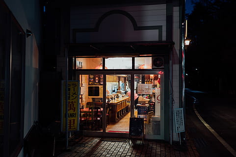 åbnet butik, kiosk, butik, belysning, måltid, mad, Delikatesser, pub, cafe, restaurant, konfekture, søde sager, fad, bar tæller, cafeteria, sti, gangbro, by-, mad domstol, bageri, guldsmed, bygget struktur, arkitektur, ingen mennesker, indendørs, åben, bygning, nat, indgang, dør, gennemsigtig, glas - materiale, tekst, tom, Bestil, handle ind, offentliggørelse, belyst, 5K, CC0, offentligt domæne, royaltyfrie