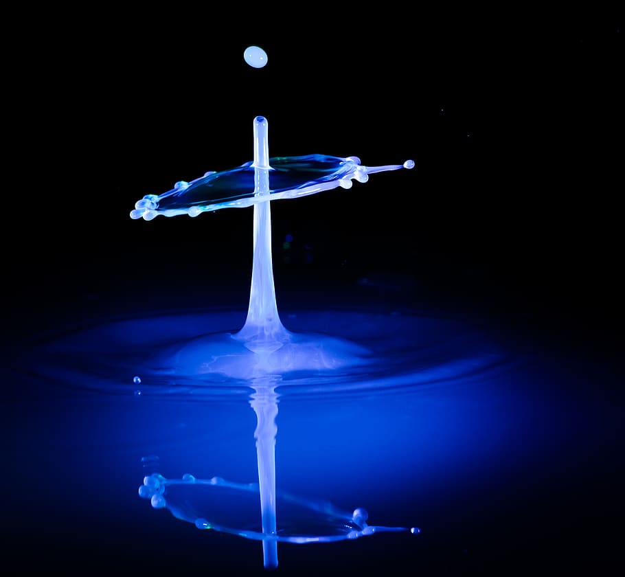 selettivo, fotografia a fuoco, far cadere, foto d'acqua, azione, buio, luce, movimento, fotografia, riflessione, lasso di tempo, acqua, girato in studio, blu, nessuno, spruzzi, in casa, sfondo nero, natura, avvicinamento, notte, urto, illuminato, purezza, Luna, movimento sfocato, fotografia ad alta velocità, 2K