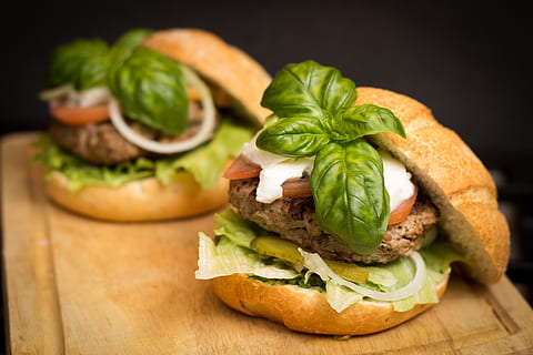 hamburguesa, alfàbrega, vedella, deliciós, menjar, sopar, plats, restaurant, menjar ràpid, fresc, gourmet, a la graella, saludable, menjar calent, cuina, enciam, dinar, carn, menú, menjar del migdia, mozzarella, amanida, berenar, saborós, tomàquet, menjar i beguda, vegetals, entrepà, alimentació saludable, pa, frescor, fruita, tir de l'estudi, a l'interior, herba, material de fusta, cap gent, taula de tallar, llest per menjar, primer pla, fons negre, decorar, 5K, CC0, domini públic, lliure de regalies