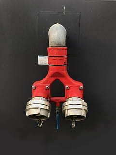 Berlino, Germania, pompiere, idrante, contrasto, minimo, acqua, rosso, in casa, nessuno, sicurezza, avvicinamento, girato in studio, protezione, sfondo nero, singolo oggetto, sospeso, natura morta, metallo, tecnologia, incidenti e disastri, attrezzatura per l'illuminazione, due oggetti, colore nero, caratteristica della parete, strumento di lavoro, 5K, CC0, dominio pubblico, privo di copyright
