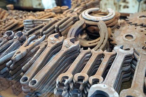 industri, gammel, værktøj, rust, fabrik, baggrund, musik, marked, lager, hobby, arbejde, chokolade, spise, mad, fed, kost, ide, kreativ, hestesko, held, metal, materiale, hjul, en del, produktion, lækker, sød, fedme, håndværk, erhverv, håndværkere, tilbehør, Fars dag, far, mand, stærk, sukker, Brun, skabelse, stor gruppe af objekter, overflod, ingen mennesker, selektiv fokusering, dag, tæt på, træ - materiale, stak, fokus på forgrunden, høj vinkel visning, arbejdsværktøj, udendørs, stilleben, forældet, rusten, beskadiget, sollys, forringelse, 5K, CC0, offentligt domæne, royaltyfrie